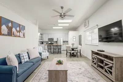 Image de Cozy Mountain Guesthouse w/ Hot Tub & King Bed 1bed :1bth