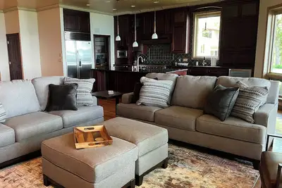 Image de West Lake Okoboji lakefront cottage with private dock/hoist. Near Arnolds Park!