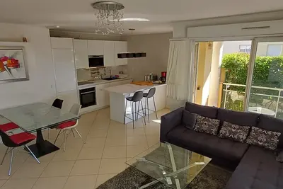Image de Appartement à Antibes de 70m2, résidence avec parc paysager+ piscine+ parking