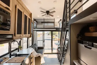 Image de Luxury Beachfront Camper at The Reef - Kids Loft, Patio-Free Wifi- 24h Security
