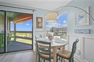 Image de Newly Listed - Harbor Island Beach Villa