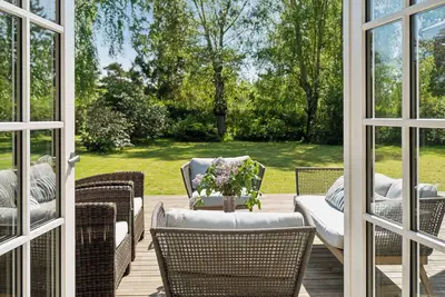 Image de Lovely secluded cottage in Dronningmølle.