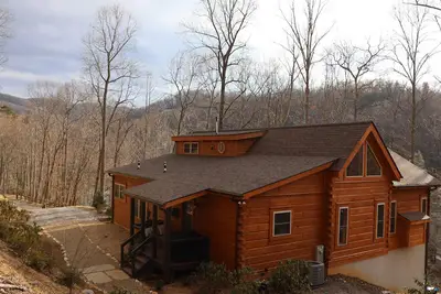 Image de Hemlock Creek Cabin - spacious family cabin with game room, hot tub, fire pit and trails