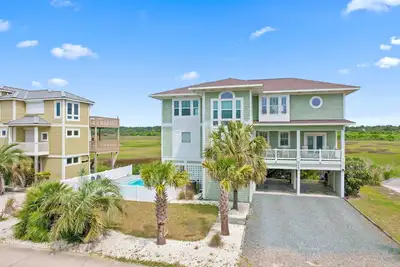 Image de 644 Obw is a 4 Bedroom, 3 Bathroom Second Row Home with Private Pool!
