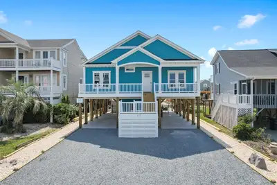 Image de \"Morty by the Sea\" is a 3 Bedroom, 2 Bathroom Home with Private Pool