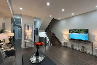 Image de Elegant Townhouse Living in Richmond Hill Bayview Country Estate