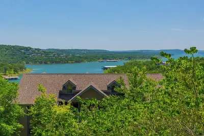 Image de April Discount up to 28% Off! See details below. Th-801 2-Br Lake View Condo