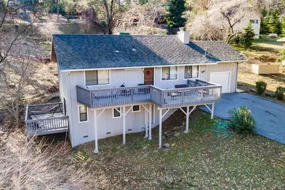 Image de Bright & Spacious Home w/ Large Deck, Grill, Private W/D, & WiFi