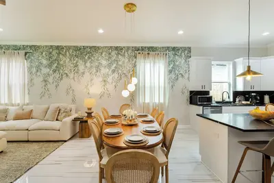 Image de Thoughtfully Decorated Retreat by Houston Downtown