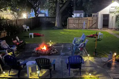 Image de Private backyard, fire pit, bbq, beach, boats and entertainment…fun!