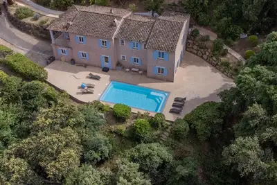 Image de Villa avec vue, piscine et proche de la plage