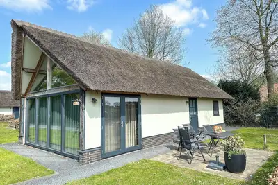 Image de Luxueuse maison indépendante avec toit de chaume