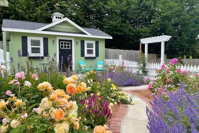 Image de 🌹Cutest Garden Cottage🌹Lopez Village-Walk to Beach, Dining, Brewery, Farm Mkt\n