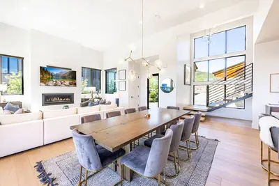 Image de High End, Designer Home | 3 Minutes to Skiing & Deer Valley East Village | Private Hot Tub