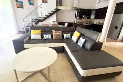 Image de Beach property, restaurants and stores are in walking distance, security