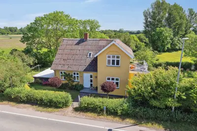 Image de Beautiful yellow country villa by the.