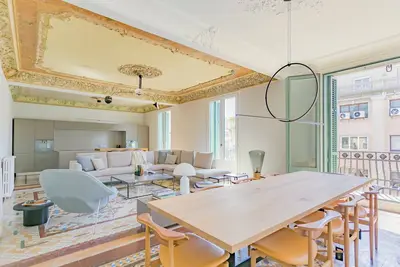 Image de Luxury Apartment with Renaissance Ceilings and Modernista Touches in Eixample