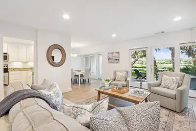 Image de Luxury Beachwood Townhome | Golf Course and Lake Views | Across the Street from the Beach