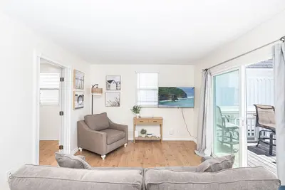 Image de Upstairs Oceanfront Cottage w/ Balcony!