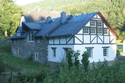 Image de Holiday home old mill with wooden mill wheel