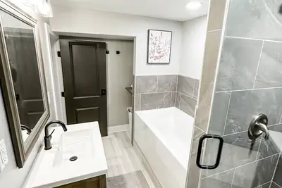 Midtown Oasis - Walkable to Blackstone - Within 5 Minutes of Downtown -Sleeps 12