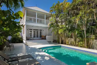 Image de 4 bed 2. 5 bath home w/ ocean views, private pool oasis on Gulfview