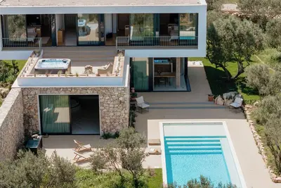 Image de Villa Manolo offers an array of amenities set amidst the enchanting olive garden
