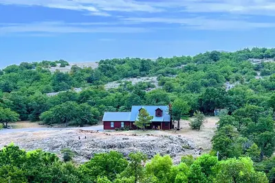 Image de Mountainside cabin in Medicine Park-stunning views-borders Ft. Sill-Sleeps 16