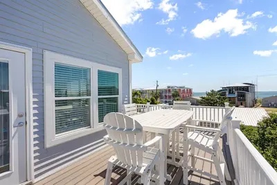 Image de Mermaid Crossing | Coastal Retreat, Nearby Beach Access, Two Patios + Grill!