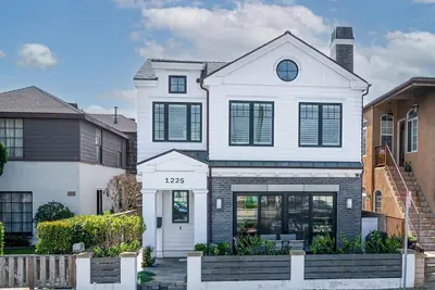 Image de Luxurious Newport home one block from the beach