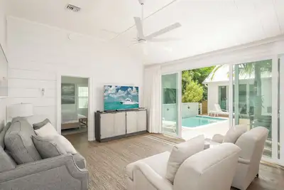 Image de The Hideout! Where Luxury Meets Location. Fully Renovated, with Pool.