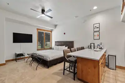 Image de EagleRidge Lodge 312 | Cozy Studio Retreat | Walk to Gondola | Pool, Hot Tub and