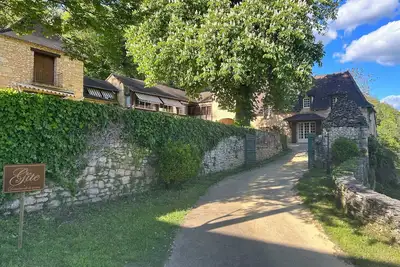 Image de Gites de charme 16 pers. Montignac Lascaux avec piscine et Tennis dans parc 2 ha