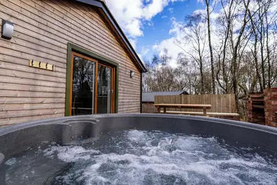 Image de Ashenhurst; woodland lodge for 4 with hot tub, Bbq, near Alton Towers.