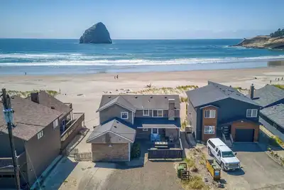 Image de Oceanfront Beauty Looks Out to Haystack Rock, Beach Access Out Backdoor!