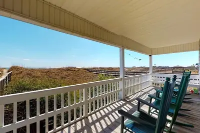 Image de Lewis Cottage - Oceanfront home with Private Beach Access & Updated Kitchen
