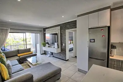 Image de Top-Floor Luxury: 2 Bed, 2 Bath