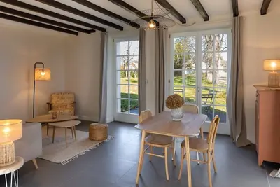 Image de Appartement pour 4 personnes dans domaine avec piscine, boulodrome et parc!