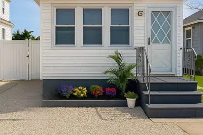 Image de Coastal Cottage - Steps from the Beach and private backyard oasis!