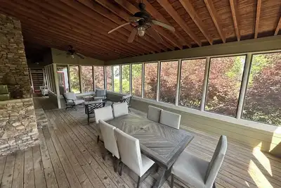 Image de Lakefront Treehouse on Lake Guntersville w private dock access