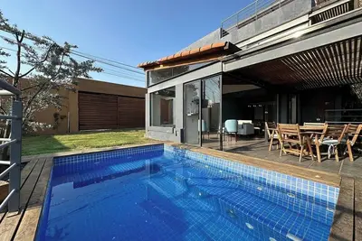 Image de The Perfect Getaway: Relaxing Hot Tub Retreat