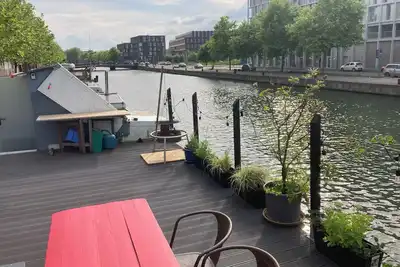 Image de chambre chez l'habitant sur une péniche