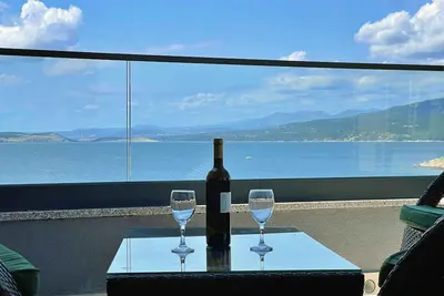 Image de Appartement de vacances avec balcon, climatisation et vue sur la mer