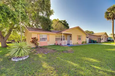 Image de 7 Mi to Satellite Beach: Melbourne Home w/ Yard