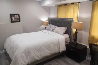 Image de Comfortable 2-bedroom walk out basement