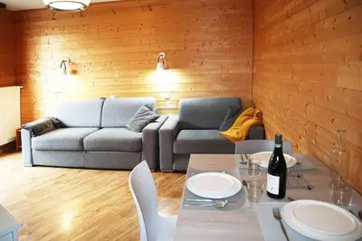 Image de 100m du centre station, 2ème étage, vue pistes de ski, balcon, télévision, casier à ski, 22m²