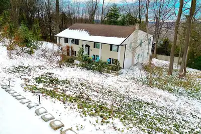 Image de Amazing Home Near Town with Game Room, King Beds, Great Views, and a Gym.