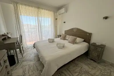 Image de Cozy One-Bedroom Apartment with Balcony and Parking