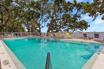 Image de Soundside 2 Bedroom Condo - Pool & fishing dock