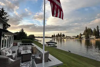 Image de Lakefront Bliss with Docks, Bbq, Hot Tub & all the amenities!